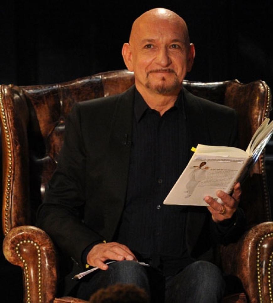 Märchenstunde? Schauspieler Sir Ben Kingsley liest aus einem Buch, während er einen Award präsentiert