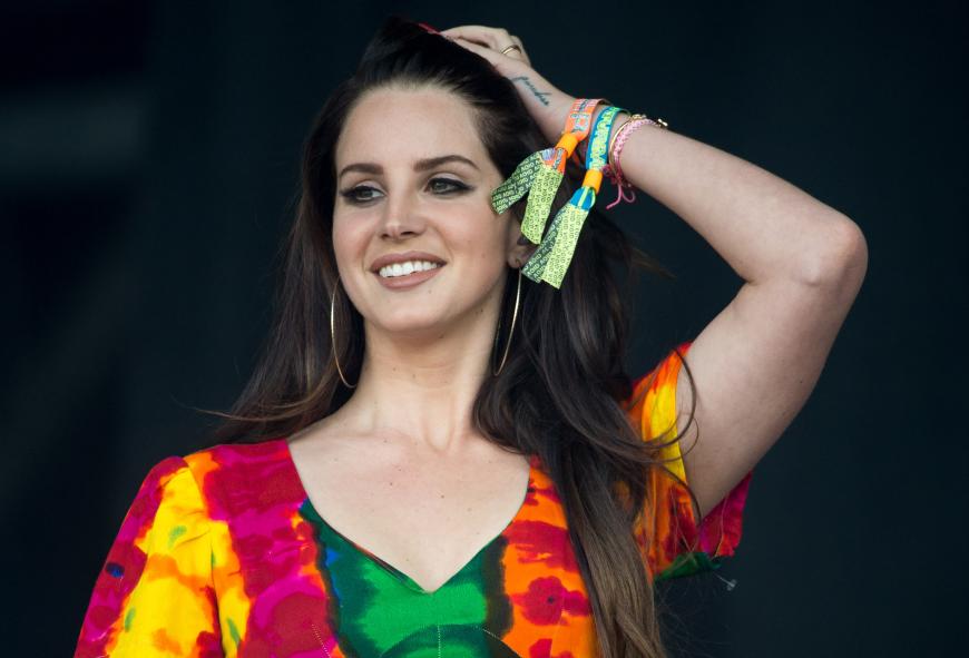 Auf der Bühne mag es Lana Del Rey extravagant und mit viel Make-up.