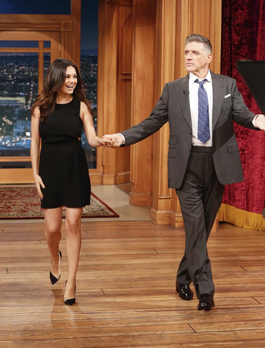 Bei TV-Moderator Craig Ferguson enthüllt Mila Kunis gleich zwei Geheimnisse: Erstmals zeigt sie ihren After-Baby-Body und verrät auch gleich, wie sie die Baby-Kilos wieder verloren hat. Ihr Geheimrezept ist das Stillen! Die überschüssigen Pfunde purzelten ganz natürlich wieder runter.