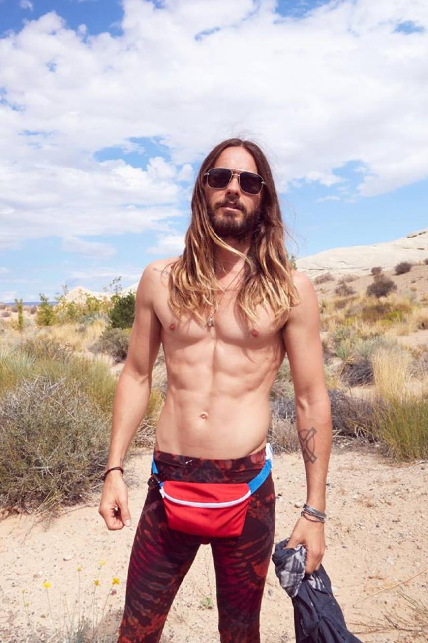 43 Jahre alt und immer noch knackig wie ein junger Gott: Frauenschwarm und Hollywood-Star Jared Leto beweist seinen über drei Millionen Facebook-Fans, wie gut er aussieht. Da wird auch das seltsam anmutende Outfit zur Nebensache...
