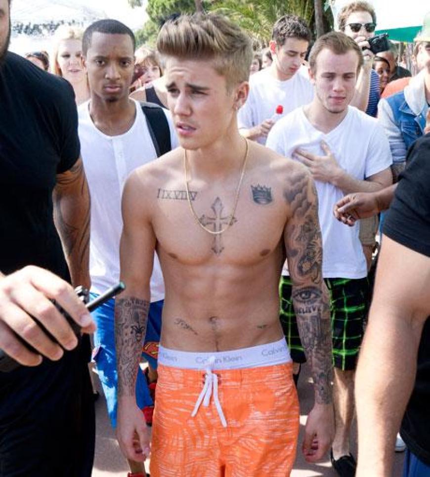 Knackiger Sixpack, zahlreiche Tattoos und Bling-Bling-Goldkettchen - Justin Bieber zeigt seinen weiblichen Fans, was er zu bieten hat.