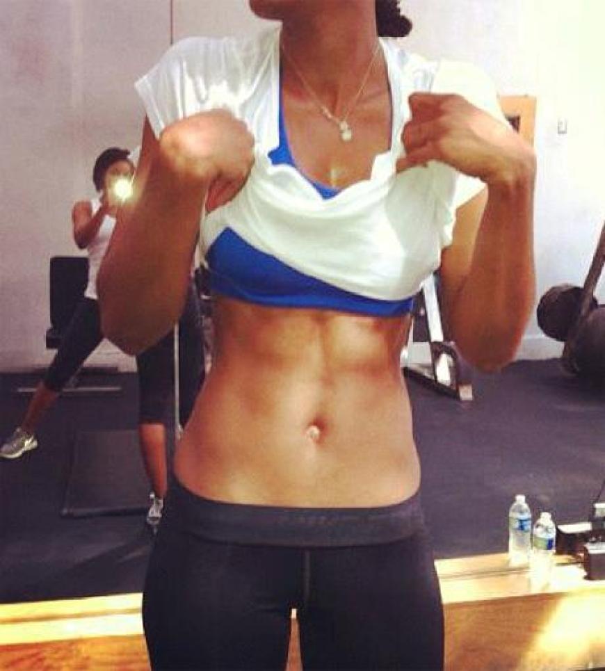 Wer so schwer im Fitnessstudio ackert, der darf auch ein Posing-Selfie von sich schießen. Wer streckt uns hier seinen eisenharten Bauch entgegen? Es ist...
