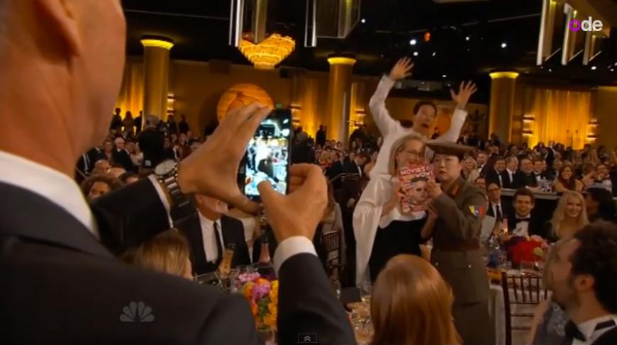 Seht da, eine fliegende Cumberbomb! Benedict Cumberbatch ist ja gerne mal für eine Photobomb zu haben. Und auch bei den Golden Globes sprengt der