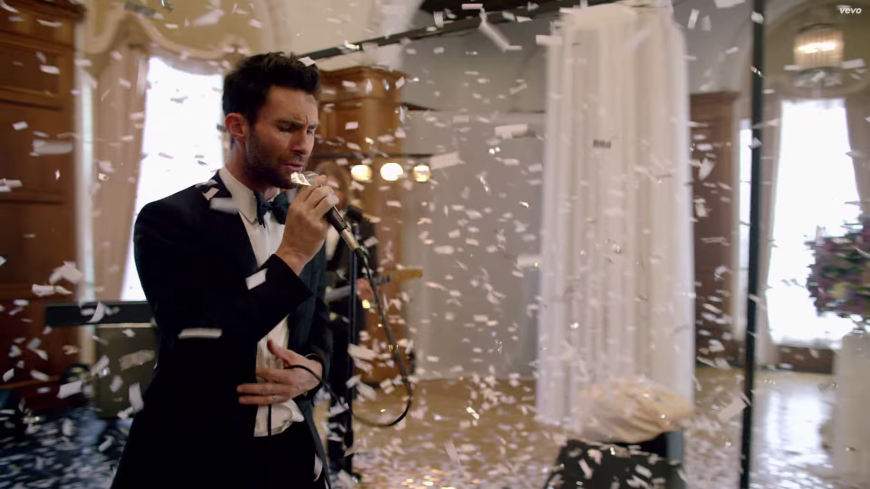 Adam Levine singt im neuen Musikvideo zu
