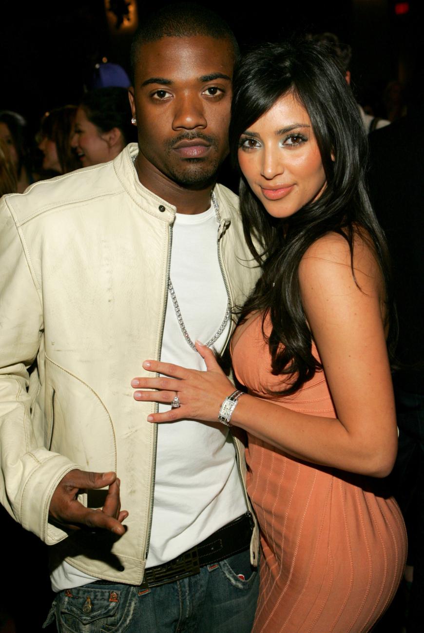 Auch Kim Kardashian feierte ihren großen Durchbruch mit einem Sex-Tape. Bevor es Kanye West und Nori in ihrem Leben gab, sorgte Kim 2007 für Furore, als ein drei Jahre altes Sex-Tape mit ihrem damaligen Freund Ray J erschien. Böse Zungen behaupten, Kims Mutter Kris Jenner habe das Sex-Tape veröffentlichen lassen, um damit das große Geschäft zu machen. Gegenüber
