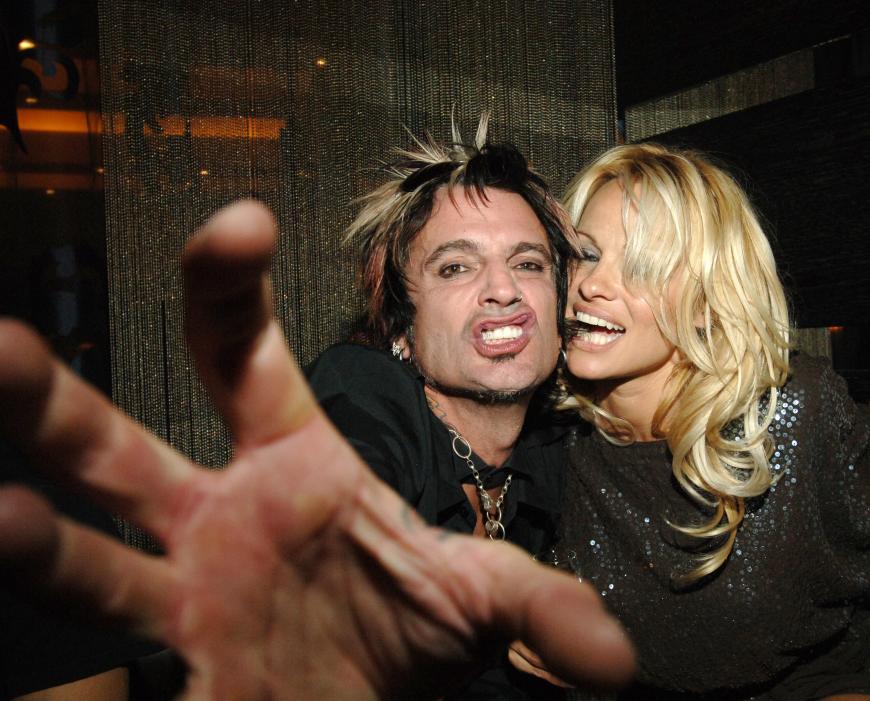 Die Mutter aller Promi-Sex-Tapes: 1995 waren Pamela Anderson und Tommy Lee verrückt nacheinander, heirateten und nahmen eine Videokamera mit in die Flitterwochen. Dabei entstand ein Privat-Porno, der eigentlich nie an die Öffentlichkeit kommen sollte. Das Bändchen wurde gestohlen und ging um die Welt. Pamela Anderson verklagte die Firma, die ihr Sex-Tape verbreitete.