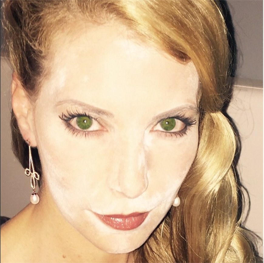 Überdosis Puder: Giulia Siegel, die sonst top geschminkt auf dem roten Teppich strahlt, bemerkte wohl erst bei genauerem Hinsehen, dass sie etwas zu dick Make-up aufgetragen hat.