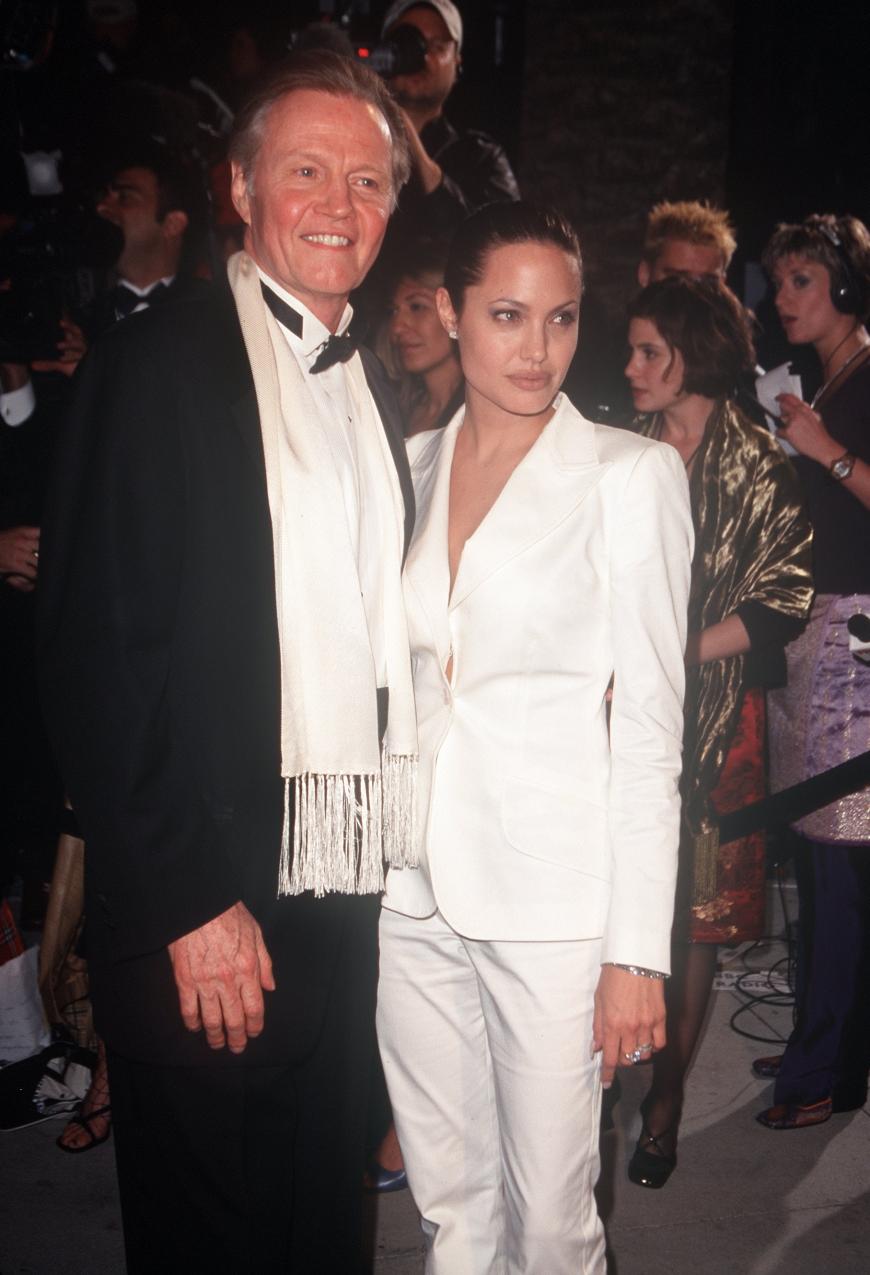 Vater und Tochter: Jon Voight und Angelina Jolie verstanden sich nie so gut, wie es hier scheint. Aber jetzt soll Jennifer Aniston ganz einen Keil zwischen die beiden geschoben haben