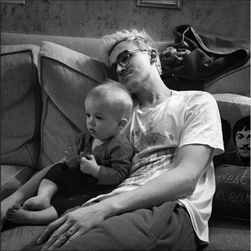 Es ist Buzz Fletcher, der Sohn des britischen Popstars Tom Fletcher!