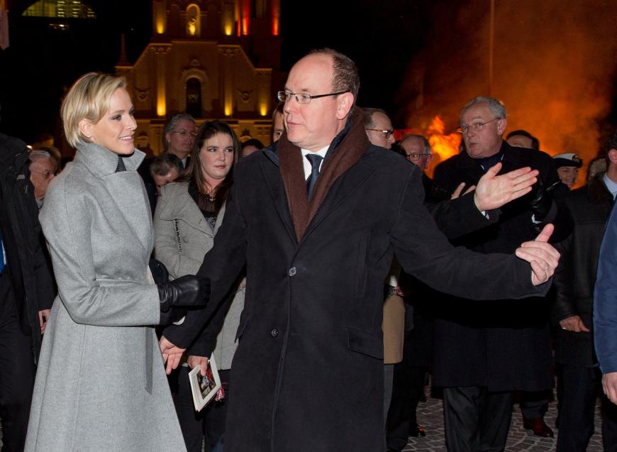 So verliebt! Fürstin Charlène lässt ihren Albert gar nicht mehr los.