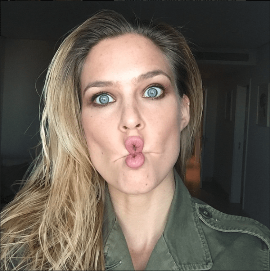 Hier ist das Vögelchen! Wenn sie mal nicht für ein heißes Shooting posiert, frönt Topmodel Bar Refaeli ihrer zweiten Leidenschaft: Grimassen schneiden.