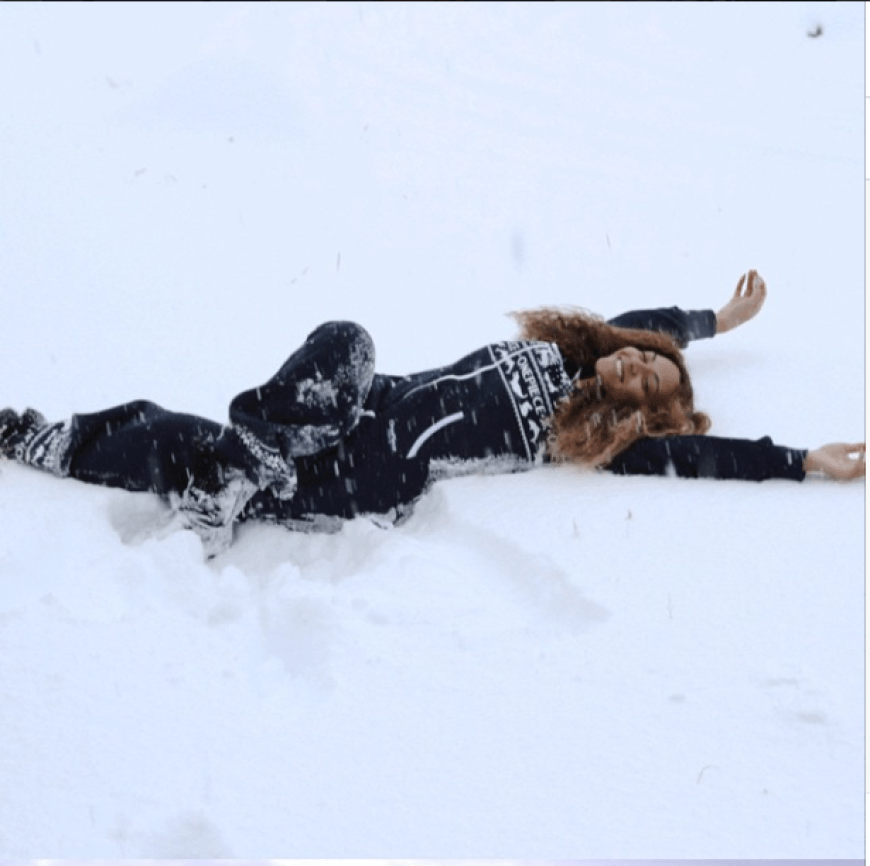 US-Sängerin Beyonce ist so erfreut über das schneebedeckte Winterwonderland, dass sich direkt mal reinkuschelt.