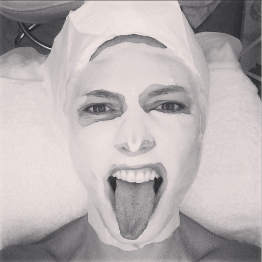 Die Frau mit der weißen Quarkmaske: Social-Media-Queen Heidi Klum lässt ihre Fans auch gleich noch an ihren Beauty-Treatments teilhaben.