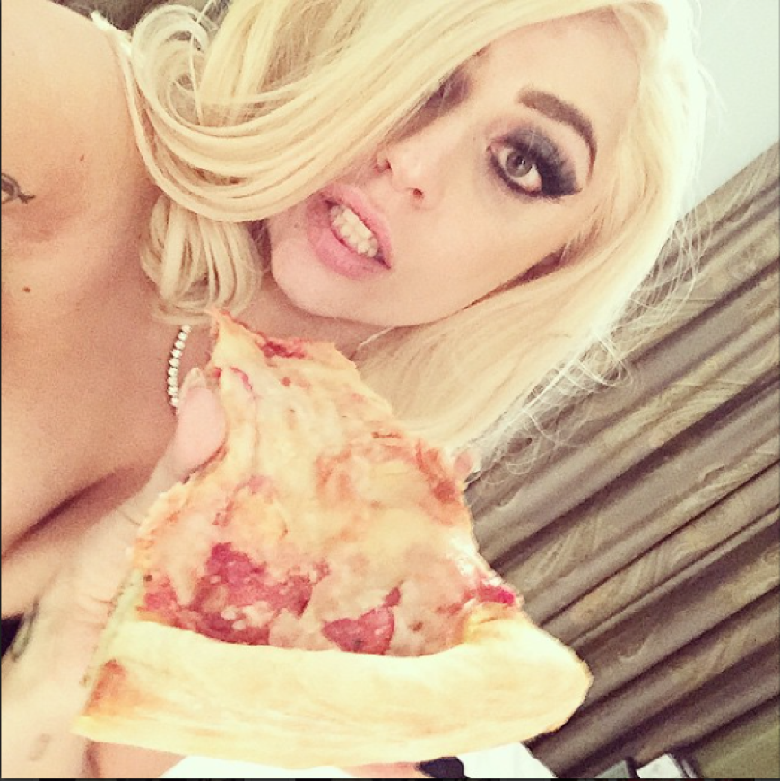 So etwas hat Lady Gaga gar nicht nötig. Die crazy Sängerin mampft derweil lieber ein großes Stück Pizza. Ist sie dabei nackt?