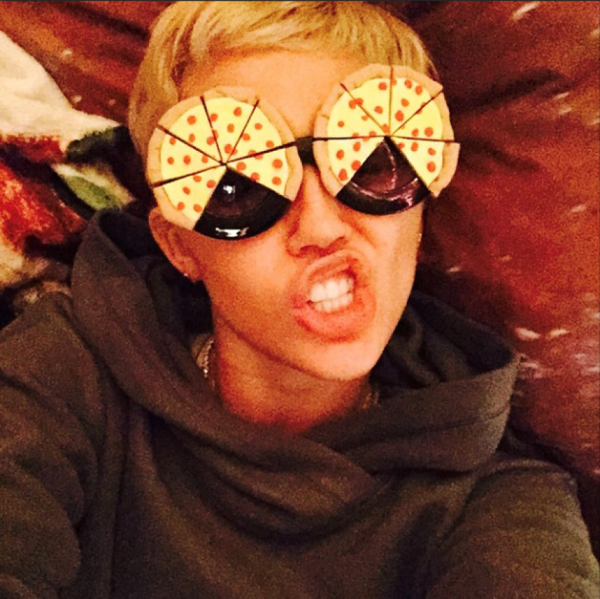 Pizza auf den Augen: Miley Cyrus schockt mit der Tatsache, dass sie überhaupt etwas anhat. Was ist da los?