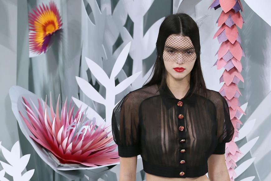 Fashion Week in Paris! Da darf Kendall Jenner natürlich nicht fehlen. Erneut läuft sie für Chanel und man hat vergessen, ihr einen BH zu geben. Dumm gelaufen!