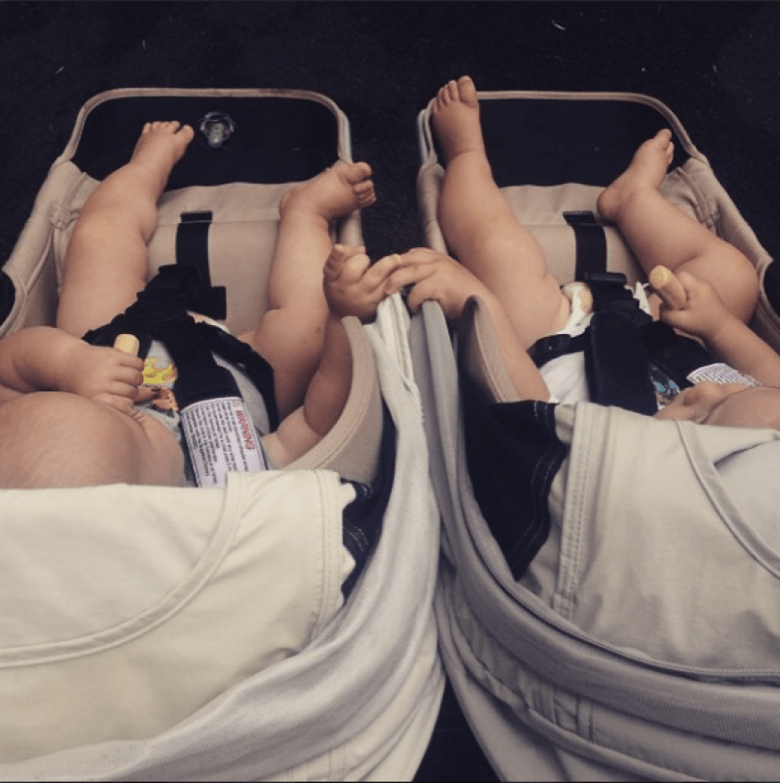 Zum Niederknien süß: Die beiden Zwillingsbabys halten doch tatsächlich über ihre Kinderwagen hinweg Händchen. Aber zu welchem Promi-Paar gehören die kleinen Wonneproppen?