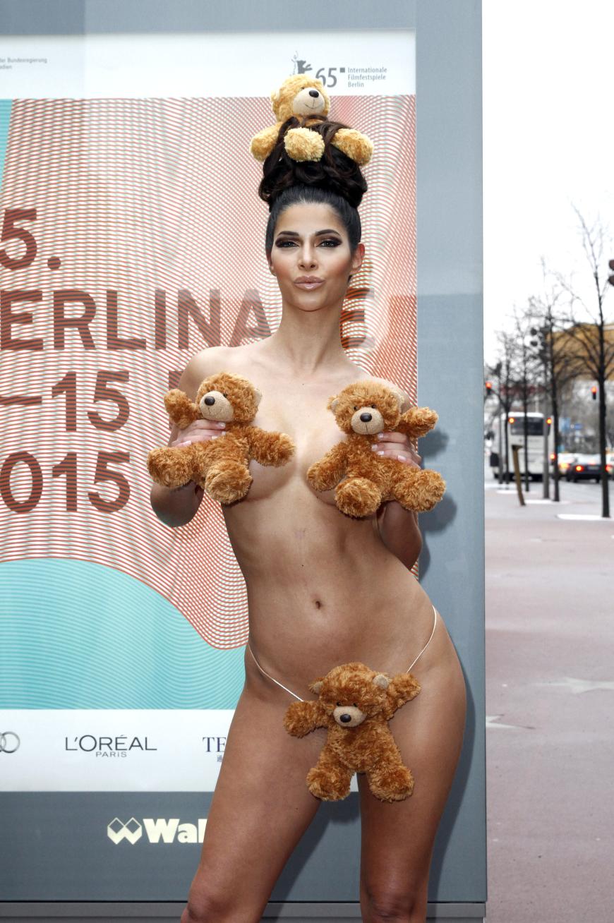 ...das Model präsentierte sich wie gewohnt sehr freizügig - bloß plüschige Teddybären verdeckten ab und zu die Intimzonen der 31-Jährigen.