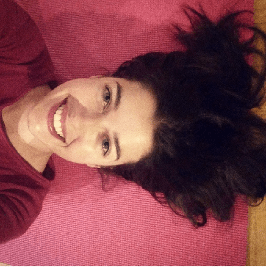 Marie Nasemann startet mit Yoga und einem Lächeln in den Tag. Dabei braucht die Brünette offensichtlich kein Make-up, um schön auszusehen.