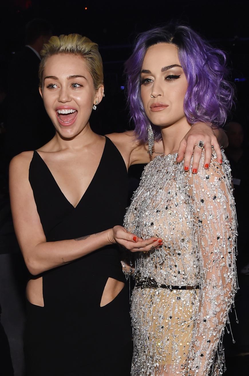 Eine gute Handvoll: Miley Cyrus beginnt bei Katy Perry mit dem Busen-Check.