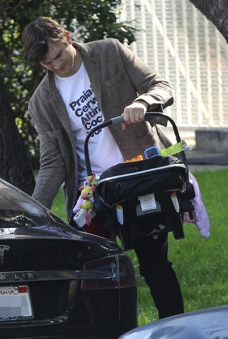 Ashton Kutcher macht sich als Papa - nicht nur bei dem Familienausflug - wirklich gut.