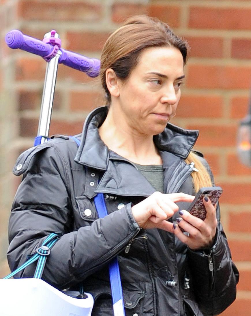 Vor einer halben Ewigkeit war Mel C mal ein Spice Girl, heute geht sie nur Gewürze nur einkaufen - ungeschminkt! Melanie Chisholm wagt sich in London oben ohne auf die Straße.