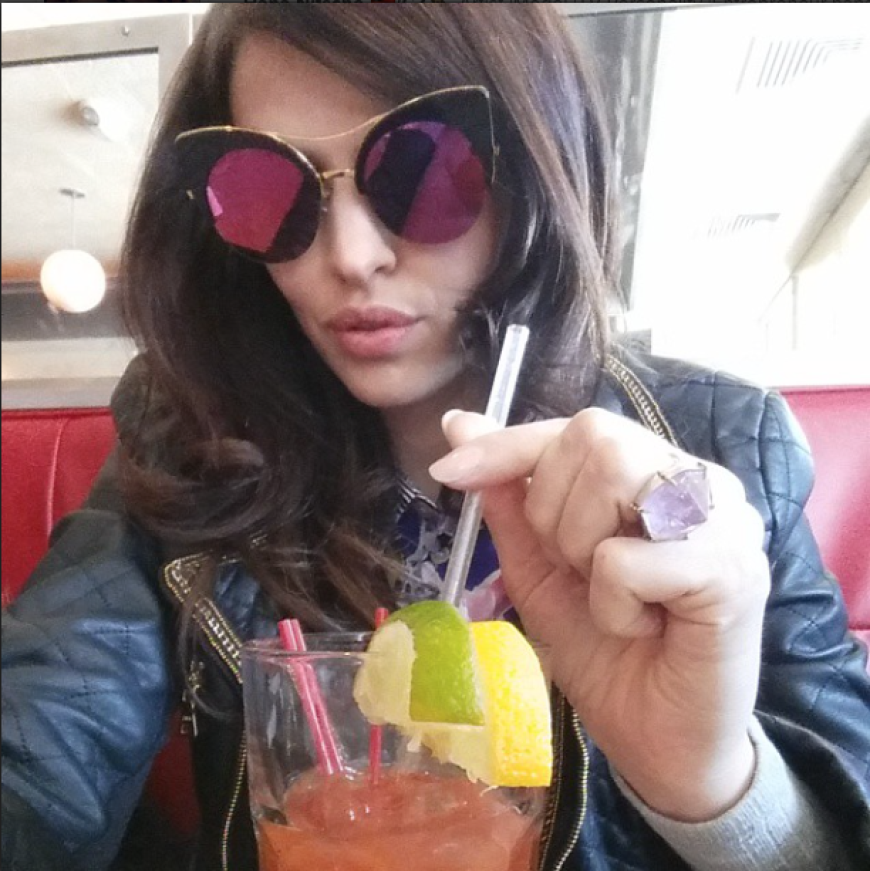 Eisgekühlte Bloody Mary trinken, eine grotesk pinke Sonnenbrille aufziehen - und der Fashion-Week-Wahsinn ist vergessen! Hana Nitsche genießt ein paar freie Minuten in New York.