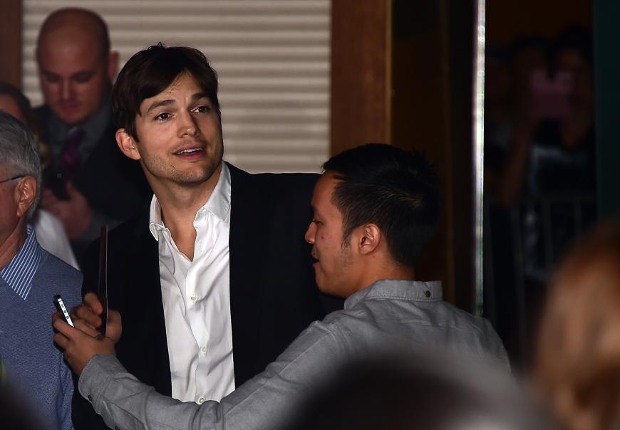 Ashton Kutcher hat immer eine Penisprothese dabei.