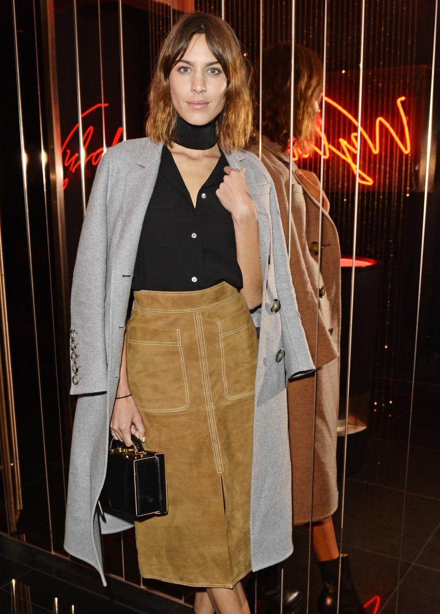Wildlederrock die Zweite: Auch Brit-Girl Alexa Chung, 31, konnte nicht widerstehen. Die Jungdesignerin kombiniert den Highwaist-Rock mit einer schlichten Bluse und einem eleganten Wollmantel.