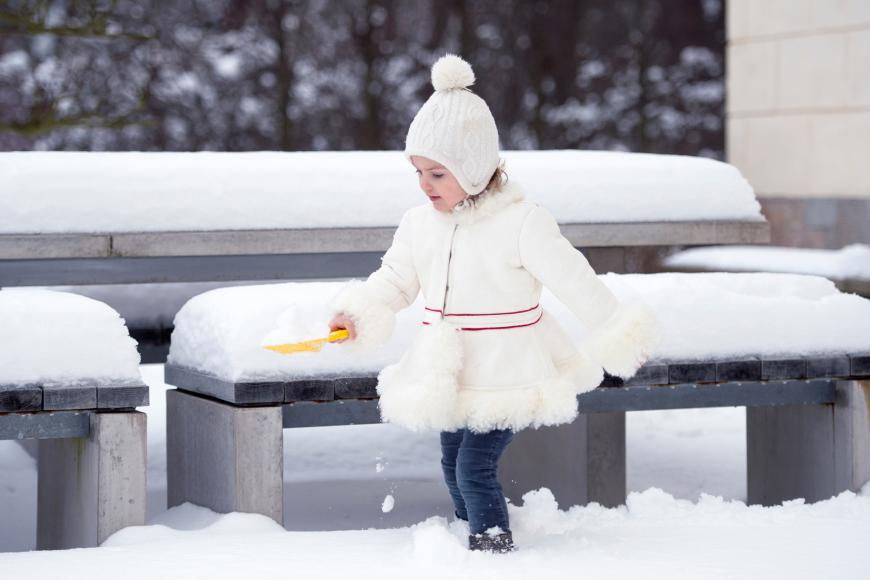 Anlässlich ihres Geburtstages veröffentlicht das schwedische Königshaus neue süße Schneebilder von Estelle.
