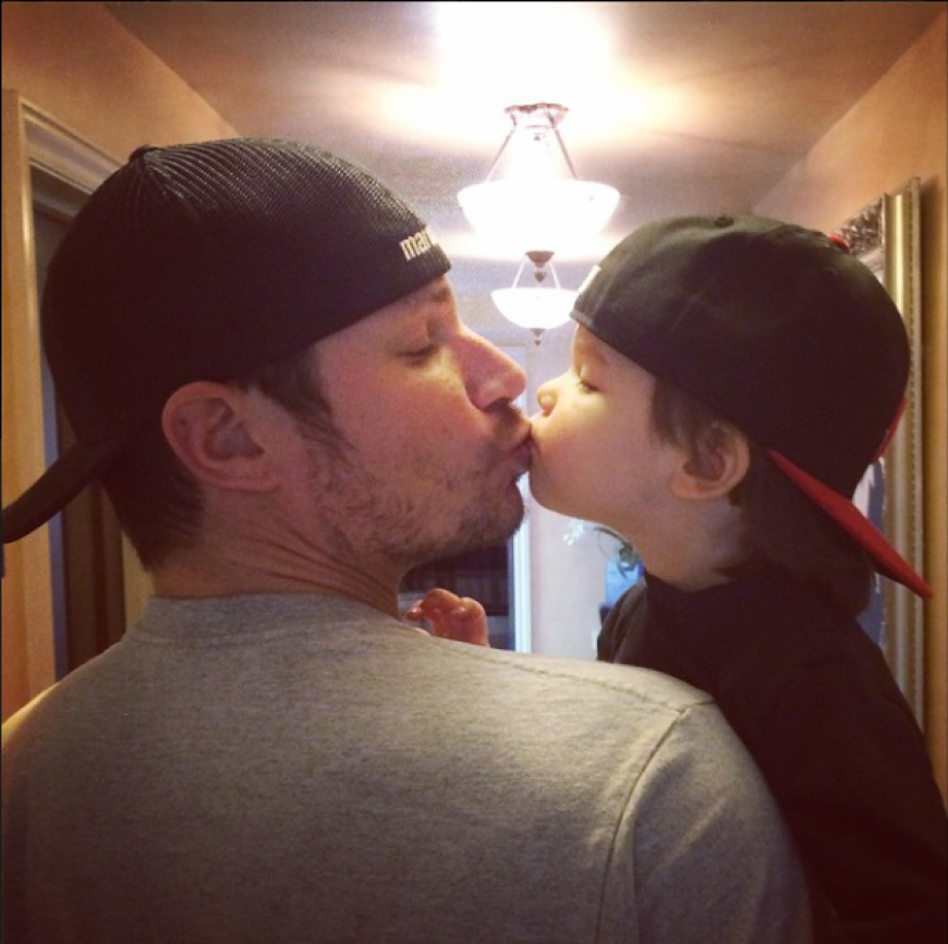 Wer findet dieses Foto nicht zum Dahinschmelzen? Nick Lachey und sein Sohn Camden Snooch geben ein tolles Vater-Sohn-Gespann ab. Den süßen Schnappschuss von ihrem Mann und ihrem ältesten Sprössling teilte Mama Vanessa Lachey auf Instagram.