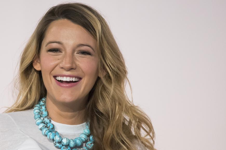 Blake Lively strahlt nach der Geburt ihres Kindes.