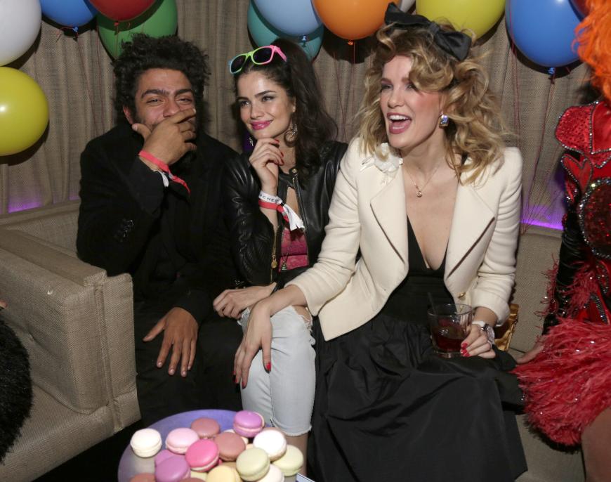 Viele bunte Macarons - und Noah Becker, Shermine Shahrivar und Monica Ivancan (v.l.) in Feierlaune.