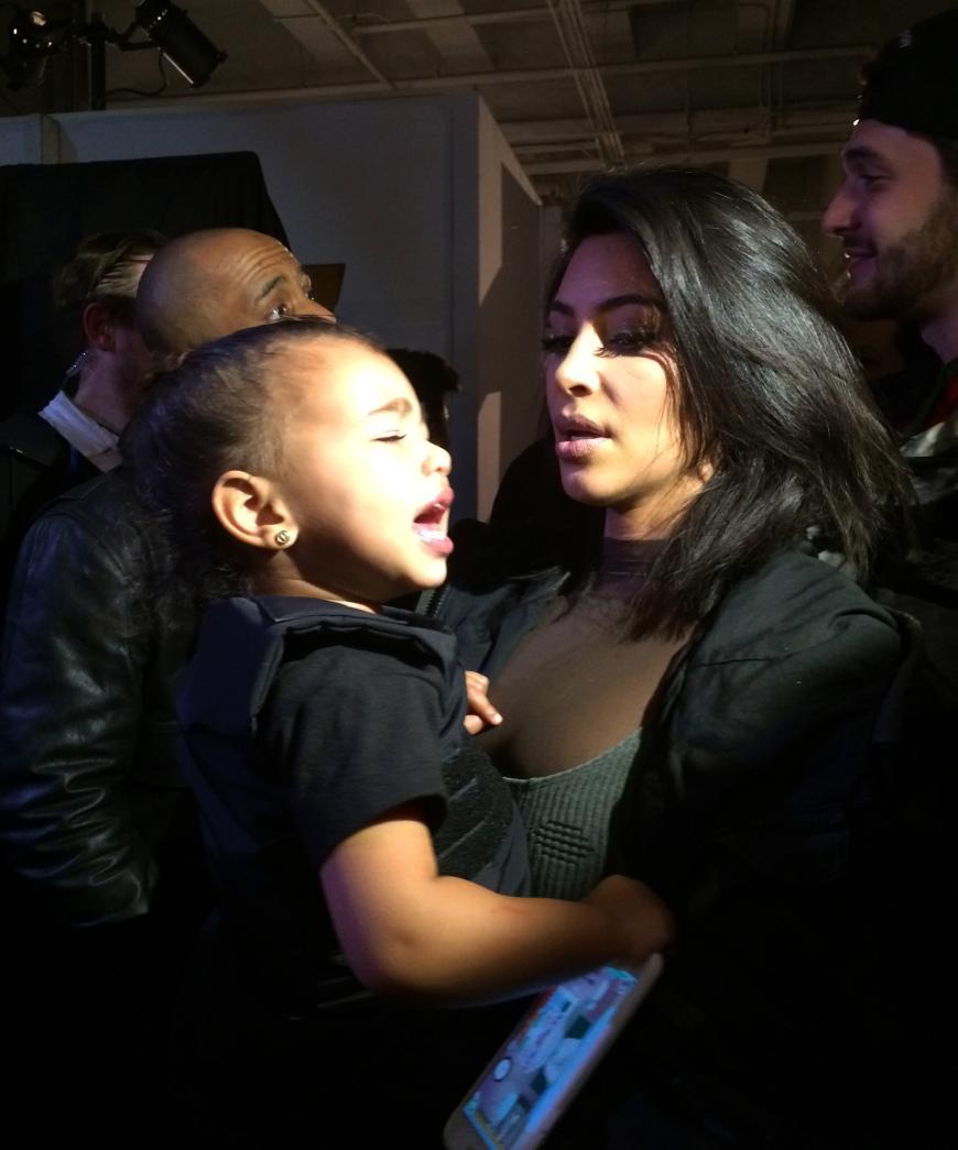 North West ist nicht immer begeistert die Zielscheibe der Fotografen zu sein.