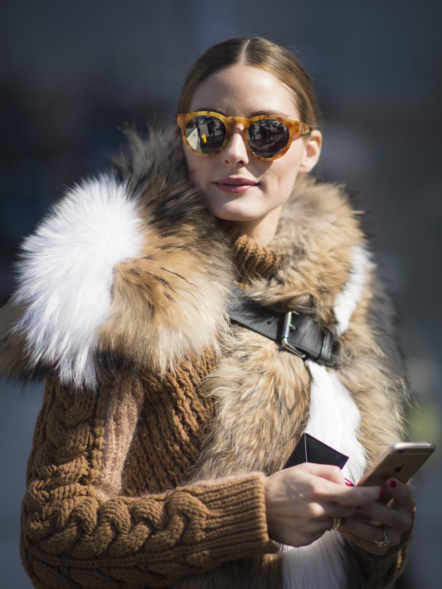 Auf der New York Fashion Week im Januar war Stilikone Olivia Palermo ein gern gesehener Gast in der ersten Reihe der Designer-Schauen. Und nicht nur einmal wurde die 29-Jährige in Echtpelz gesehen. Hier schützt sich die New Yorkerin mit einer überdimensionalen Fuchsschwanz-Stola gegen die Kälte.