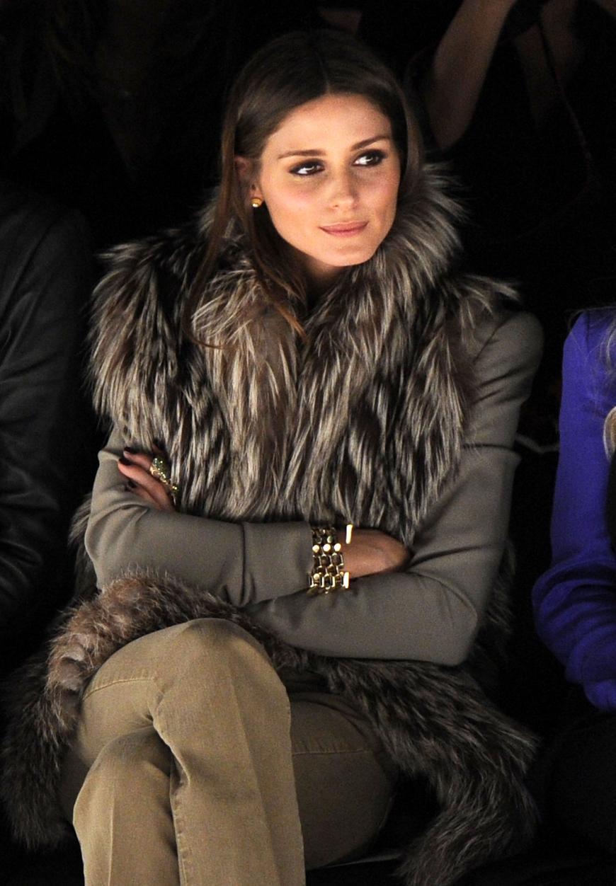 Olivia in der Frontrow einer Fashion Show – natürlich in Pelz! Nur sehr wenige Designer sprechen sich gegen die Verwendung von Echtpelz aus, so z.B. Stella McCartney, die bewusst nur vegane Materialien in ihrer Mode verabeitet. Vielleicht sollte man Olivia mal sagen, dass es mittlerweile richtig schöne Fake-Fur-Jacken gibt!
