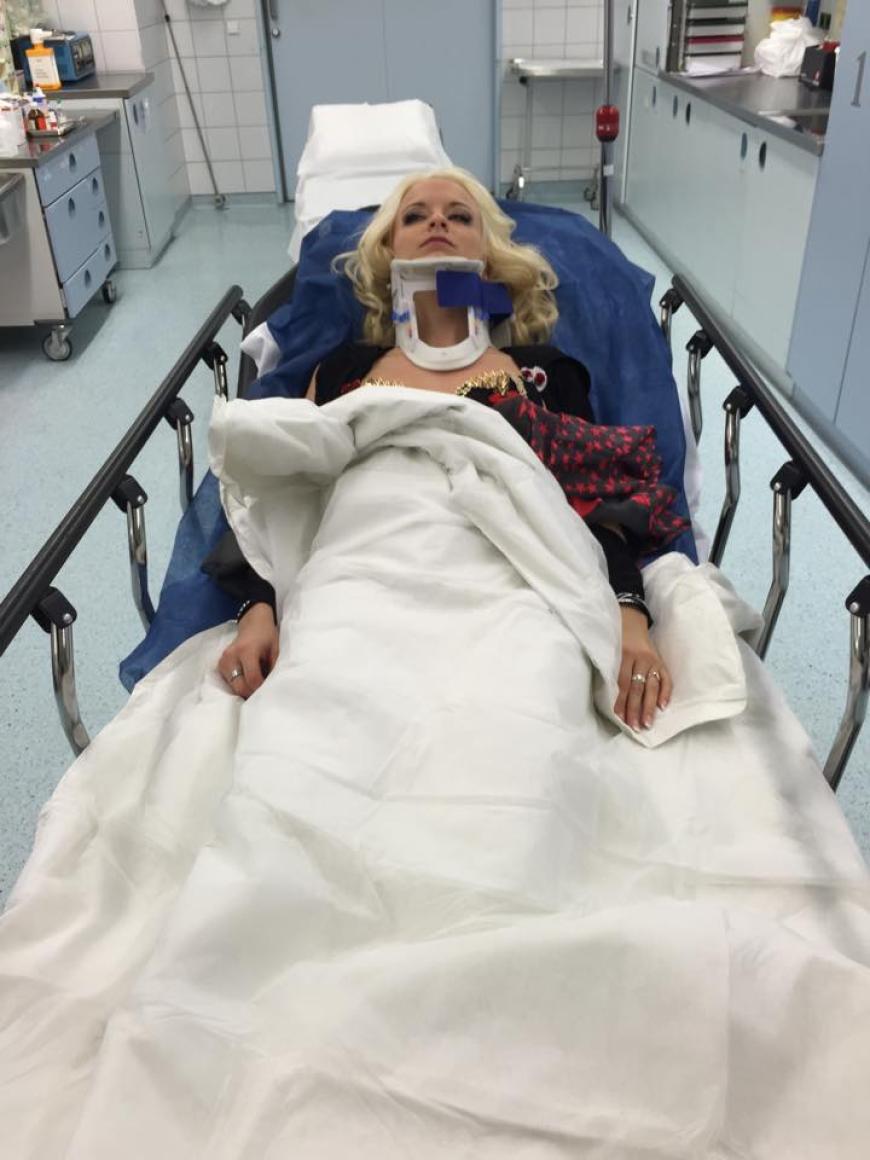Unvorhergesehener Unfall: Wegen eines betrunkenen Partygastes erlitt Mia Julia ein Schleudertrauma und landete im Krankenhaus.