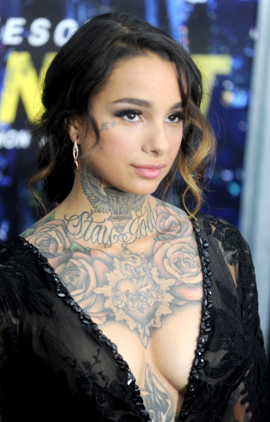 Tattooed Lady: Cleo Wattenström ist die neue Freundin von Joel Kinnaman. Der Schwede nahm sie mit zur Premiere von