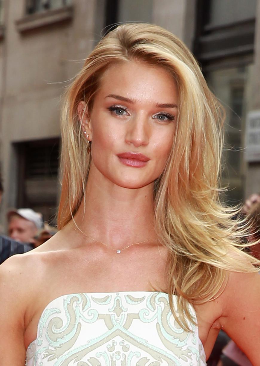 Durch die richtige Applikation von Bronzer wirken Wangenknochen gleich viel präsenter, wie Model Rosie Huntington-Whiteley hier beweist.