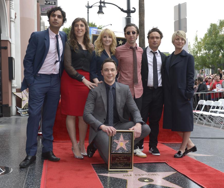 Großer Starauflauf auf dem Walk of Fame. Jim Parsons bekommt einen Stern, doch alle Blicke sind auf den Mantel von Kaley Cuoco gerichtet.