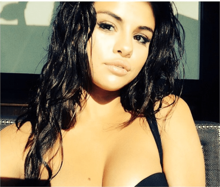 Selena Gomez zeigt auf sozialen Netzwerken, wie stolz sie auf ihren kurvigen Körper ist.