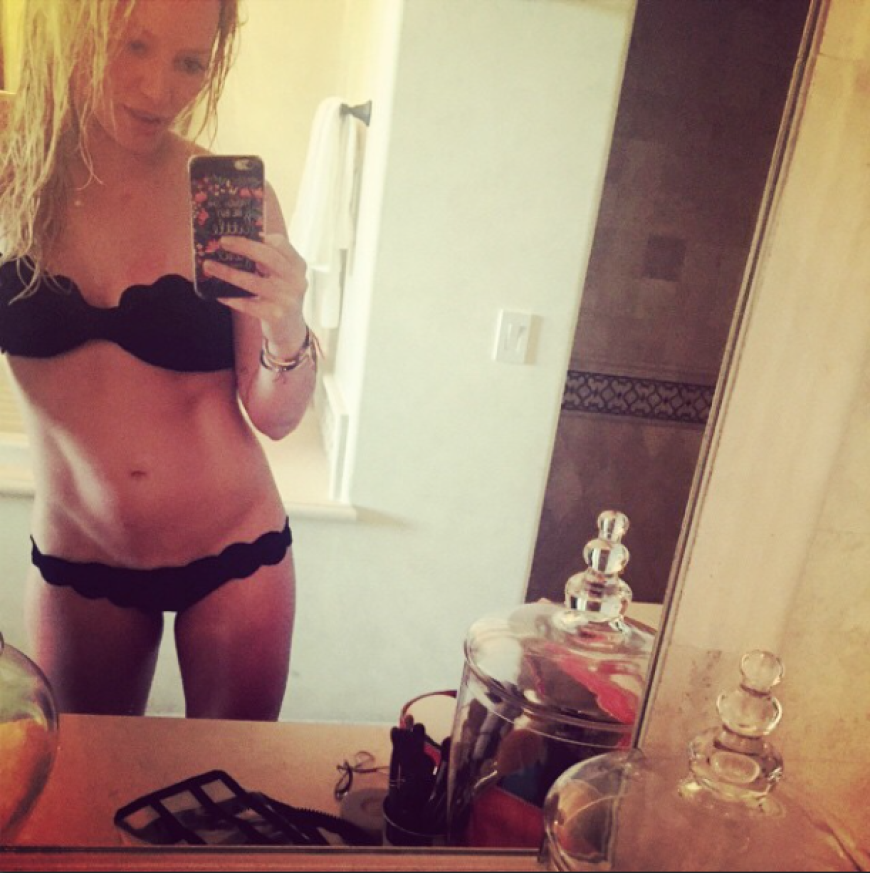 Braun gebrannt und mit Sixpack-Ansatz posiert Hilary Duff auf Instagram. Da dürfte es ihr nicht schwer fallen ...
