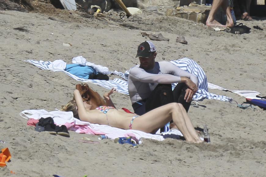 Kate Hudson und Chris Martin verbrachten gemeinsam mit ihren Kindern einen entspannten Tag am Strand von Malibu.