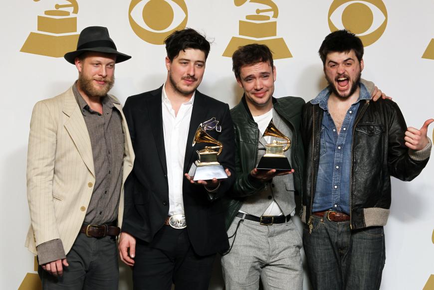 Die Musiker von Mumford & Sons sollen mit Katy Perry zusammen die Clubs von Berlin unsicher gemacht haben. Was lief da zwischen Perry und Winston Marshall (r.)?
