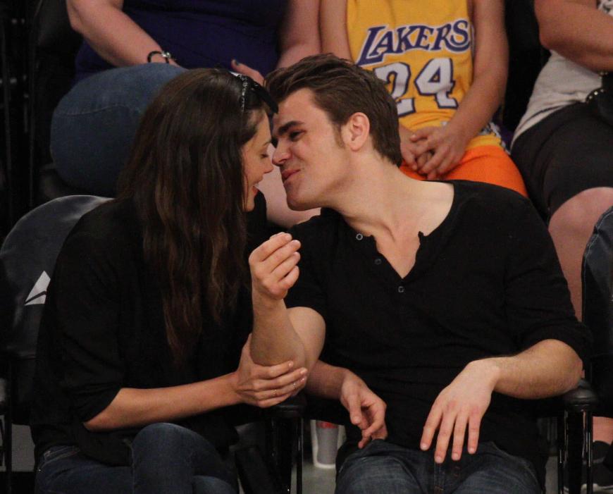 Wie süß! Paul Wesley und Phoebe Tonkin können sich beim Basketball überhaupt nicht auf das Spiel konzentrieren...