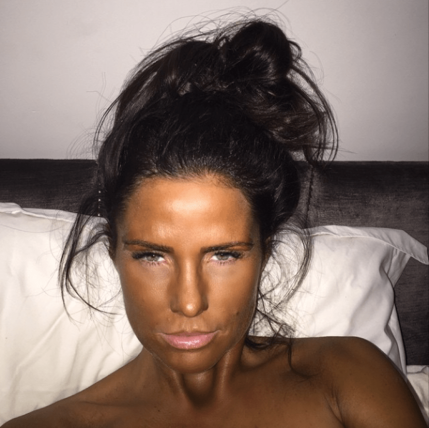 Katie Price, bist du's? Das ehemalige Busenmodel schockt mit dunkelbraunem Gesicht. Da hat Katie mit dem Selbstbräuner wohl etwas zu dick aufgetragen.