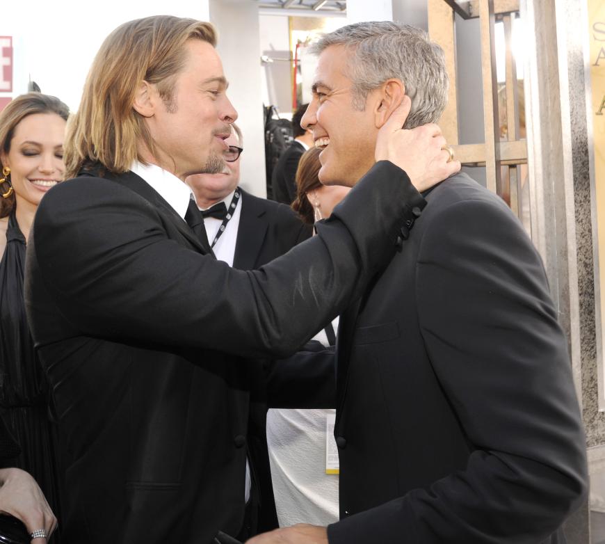 Ihre Männer Brad Pitt und George Clooney pflegen seit Jahren eine innige Männerfreundschaft.