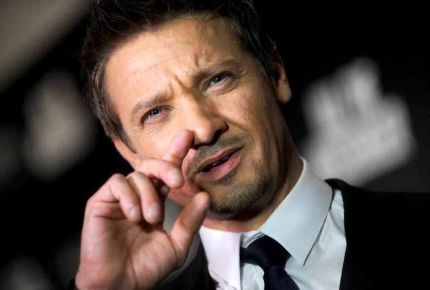 Die Schauspielerin ist 20 Jahre jünger als Jeremy Renner und soll zugegeben haben, ihn nur für eine Aufenthaltsgenehmigung und finanzielle Sicherheit geheiratet zu haben.