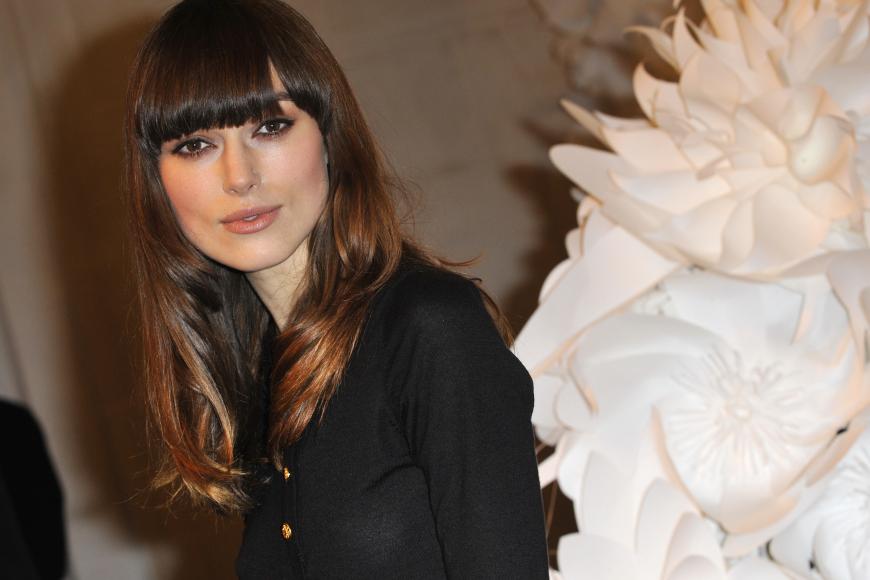Es gab eine Zeit, da trug Keira Knightley einen vollen Pony. Definitv einer unserer liebsten Haar-Momente!