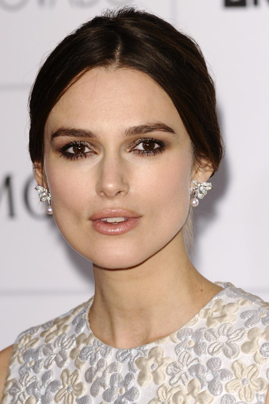 Wenn die Lippen weniger knallig sind, darf es bei Keira Knightley um die Augen herum mehr sein. Ihre rehbraunen Augen werden hier mit soften Brauntönen stark betont, die untere Wimpernreihe bekommt viel Wimperntusche und verleiht den Augen Ausdruck. Die Wangenknochen werden mit einem zarten Rosé verziert, die Lippen stehen nicht im Fokus, bekommen aber frisch machende Glosstupfer.